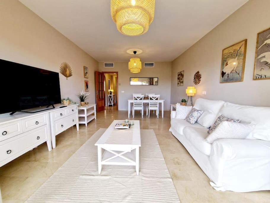 Royal Golf View: 2Br, Pools & Ac Apartman Sitio de Calahonda Kültér fotó