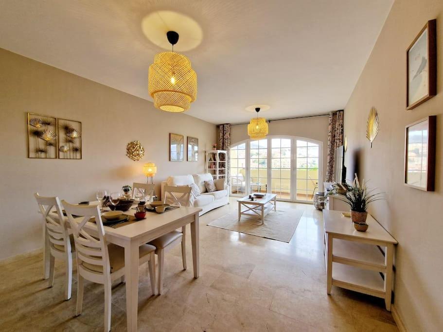 Royal Golf View: 2Br, Pools & Ac Apartman Sitio de Calahonda Kültér fotó