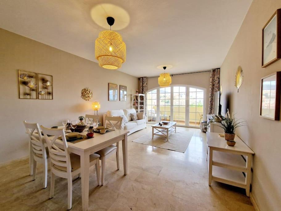 Royal Golf View: 2Br, Pools & Ac Apartman Sitio de Calahonda Kültér fotó