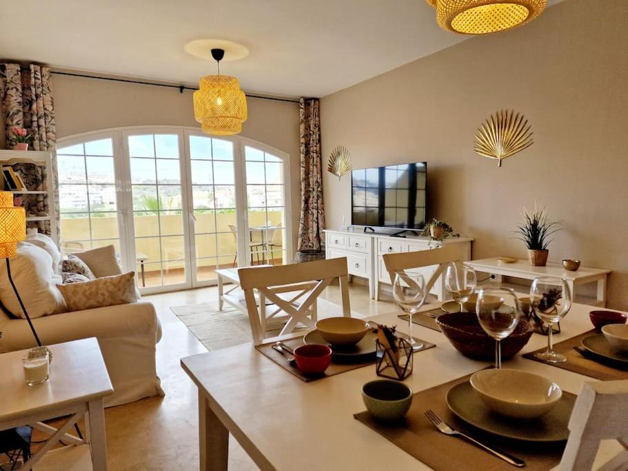 Royal Golf View: 2Br, Pools & Ac Apartman Sitio de Calahonda Kültér fotó